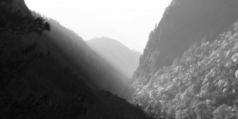 哈尔滨玻璃深加工：精密钻孔与异形切割的技术难点与工艺创新解析