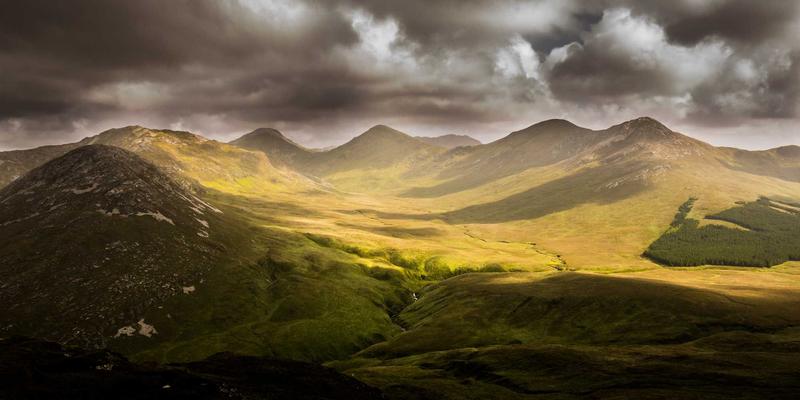 哈尔滨玻璃深加工：超白玻璃与低铁玻璃如何成就高端建筑与艺术品的极致美学