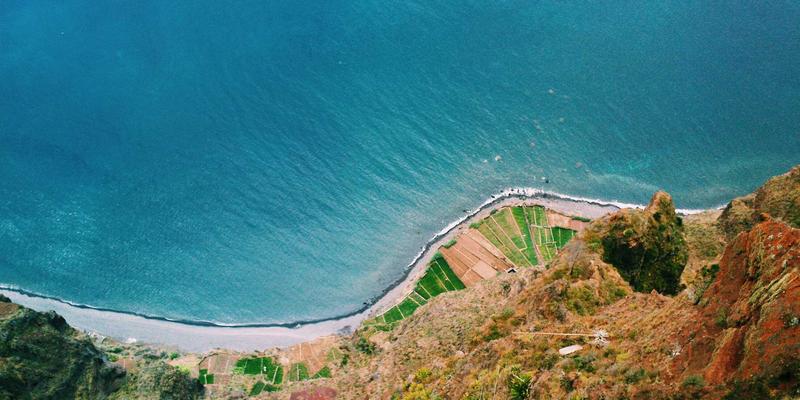 哈尔滨玻璃艺术品收藏与鉴赏指南：识别工艺价值与市场潜力